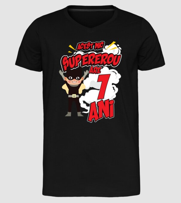 Acest mic supererou are 1 an model negru pe tricou