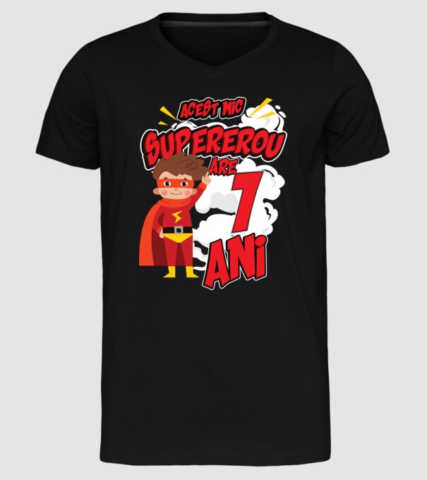 Acest mic supererou are 1 an model negru pe tricou