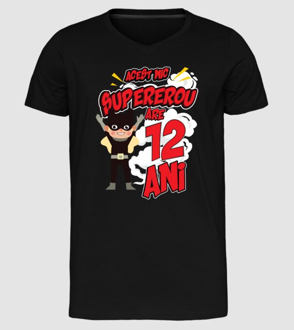 Acest mic supererou are 12 ani model negru pe tricou