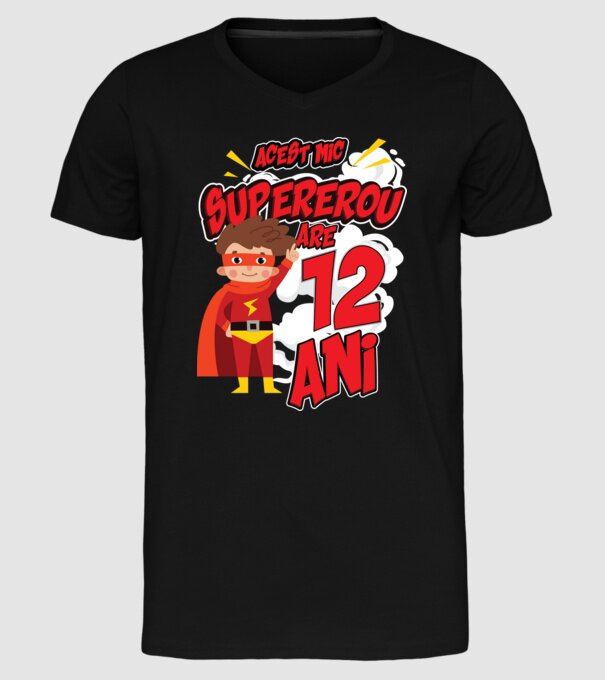 Acest mic supererou are 12 ani model negru pe tricou
