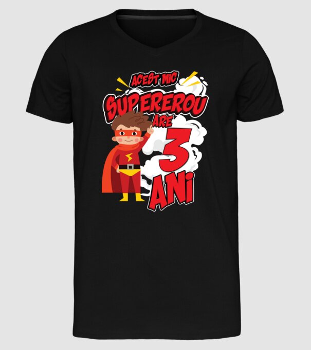 Acest mic supererou are 3 ani model negru pe tricou