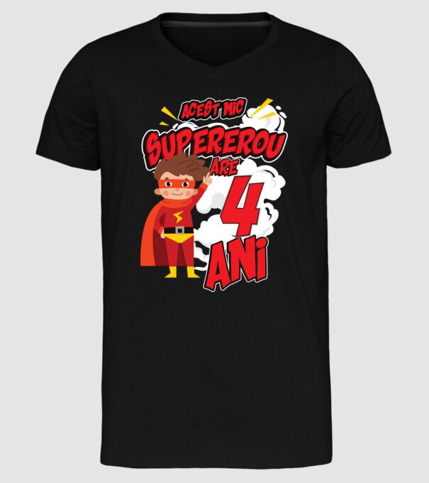 Acest mic supererou are 4 ani model negru pe tricou
