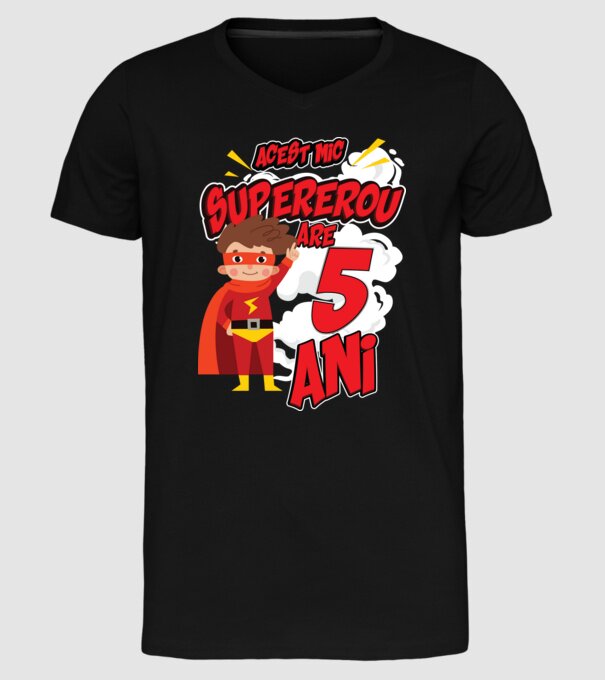Acest mic supererou are 5 ani model negru pe tricou