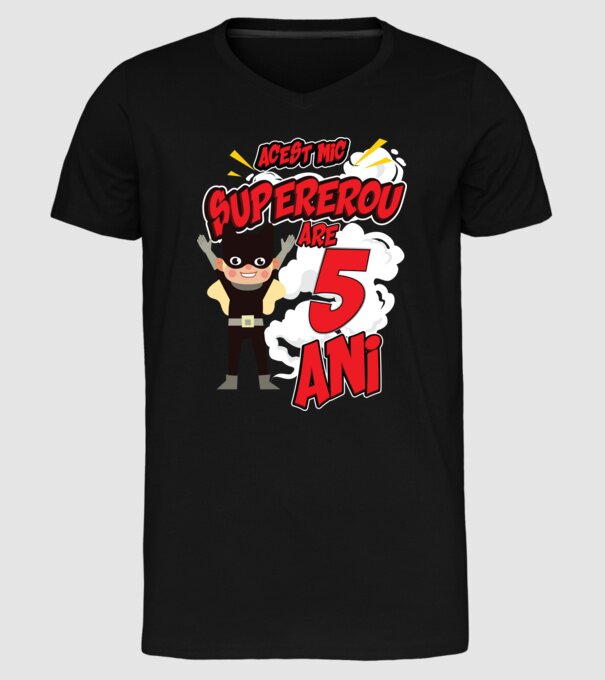 Acest mic supererou are 5 ani model negru pe tricou