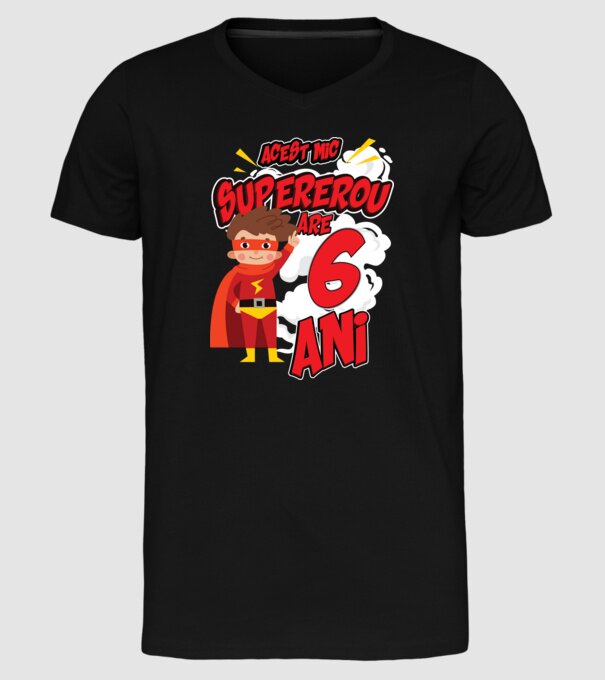 Acest mic supererou are 6 ani model negru pe tricou