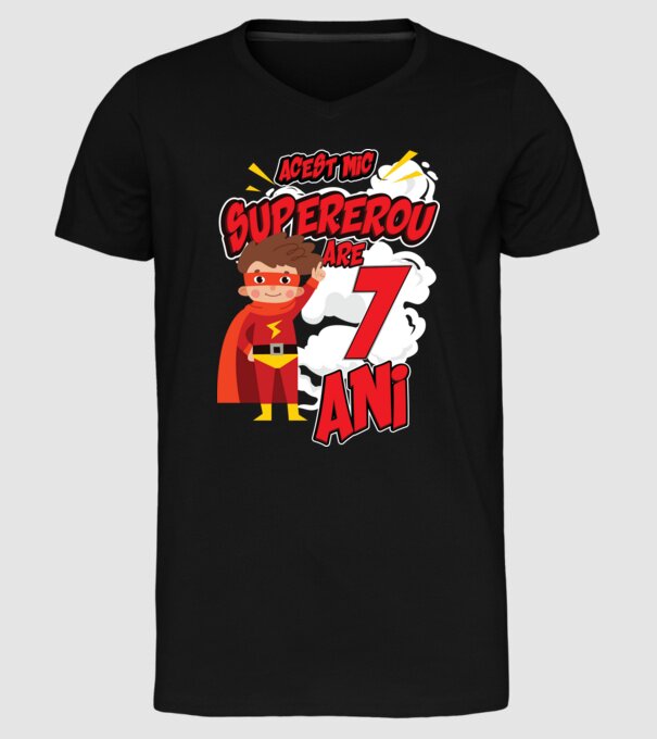 Acest mic supererou are 7 ani model negru pe tricou