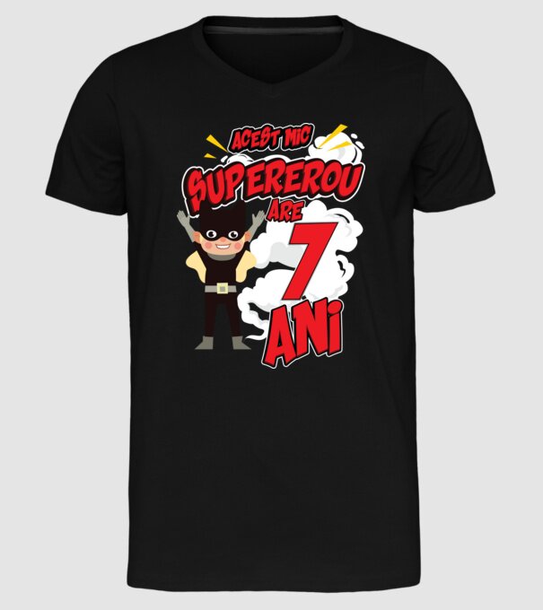 Acest mic supererou are 7 ani model negru pe tricou