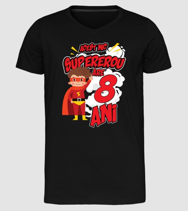 Acest mic supererou are 8 ani model negru pe tricou