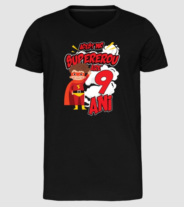 Acest mic supererou are 9 ani model negru pe tricou