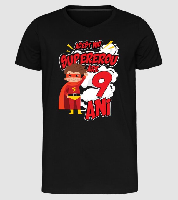 Acest mic supererou are 9 ani model negru pe tricou