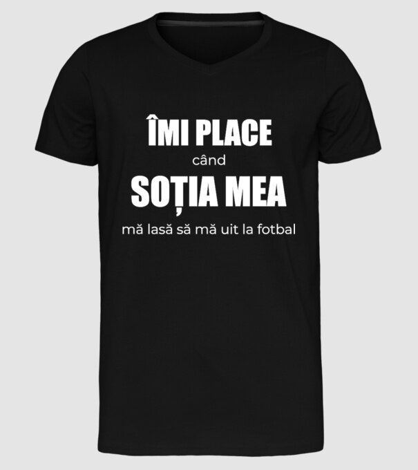 Îmi place când soția mea mă lasă să mă uit la fotbal model negru pe tricou