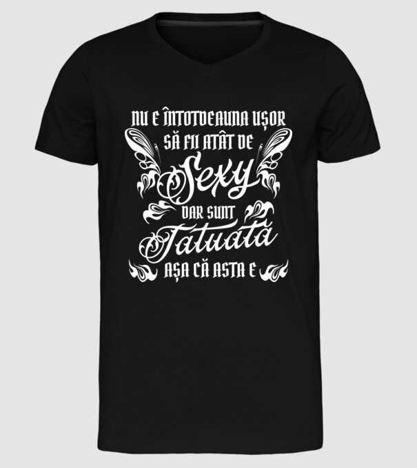 Nu e întotdeauna ușor să fii atât de sexy, dar sunt tatuată, așa că asta e model negru pe tricou