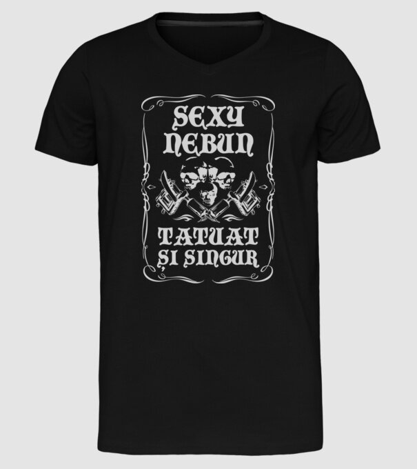 sexy, nebun, tatuat și singur model negru pe tricou