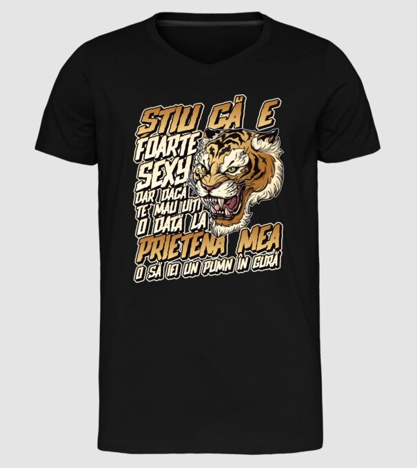 Știu că e foarte sexy, dar dacă te mai uiți o dată la prietena mea, o să iei un pumn în gură model negru pe tricou