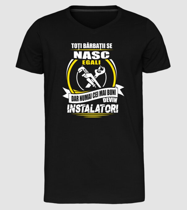 Toți bărbații se nasc egali instalatori model negru pe tricou