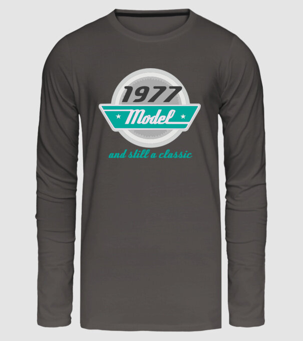 Model and still a classic - 1977 model gri închis pe tricou