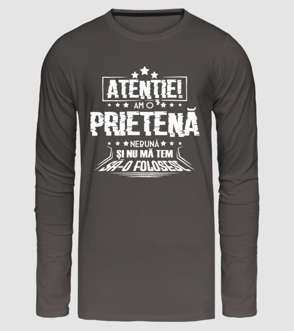 Atenție! Am o prietenă nebună și nu mă tem s-o folosesc. model gri închis pe tricou