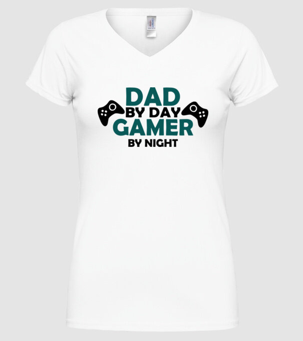 Dad by day gamer by night model alb pe tricou