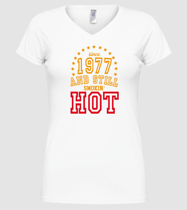 'Since and still smokin'' hot - 1977' model alb pe tricou