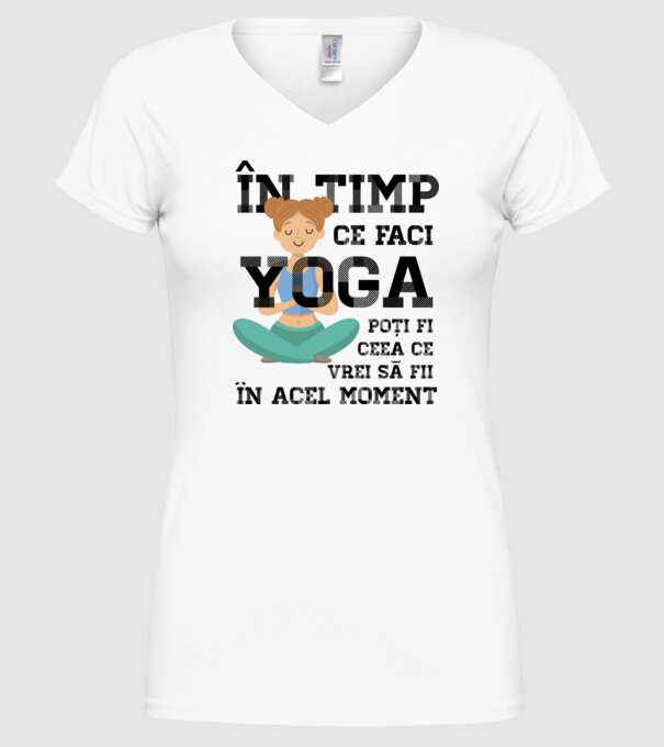 în timp ce faci yoga poți fi ceea ce vrei să fii - în acel moment model alb pe tricou