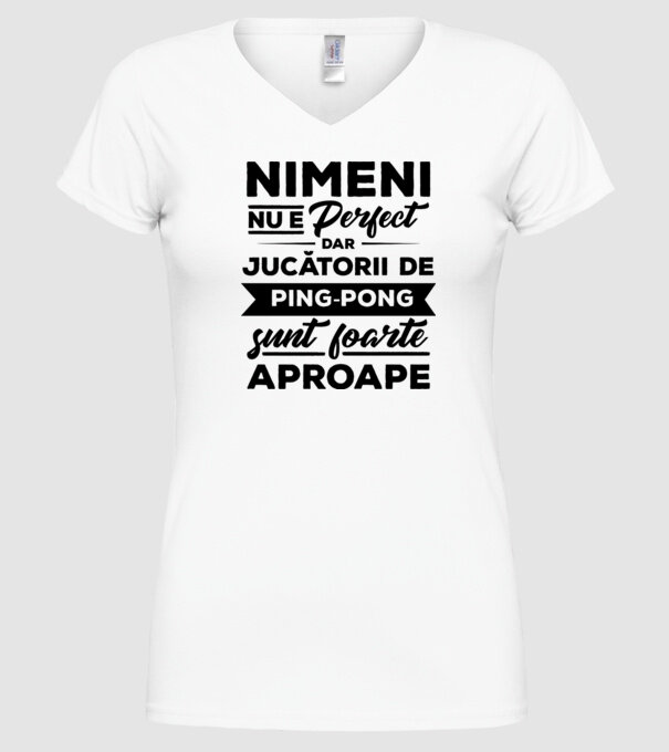 nimeni nu e perfect, dar jucătorii de ping-pong sunt foarte aproape model alb pe tricou
