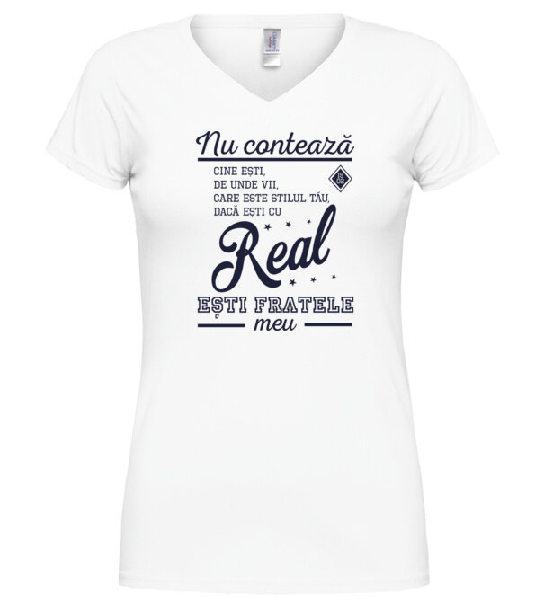  model  pe tricou