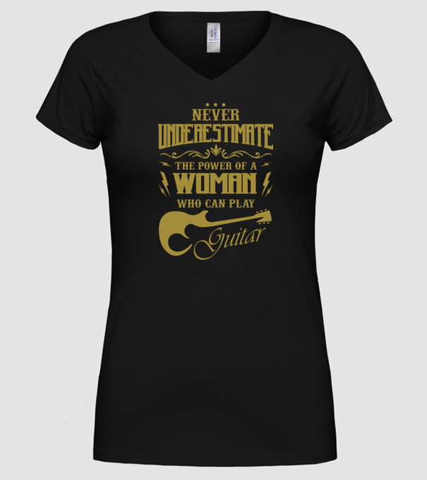 Femeia chitaristă model negru pe tricou