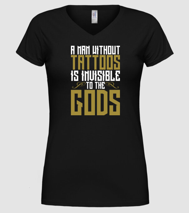 A man without tattoos is invisible to the gods model negru pe tricou
