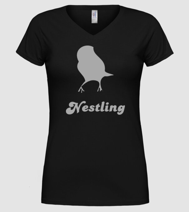 Nestling model negru pe tricou