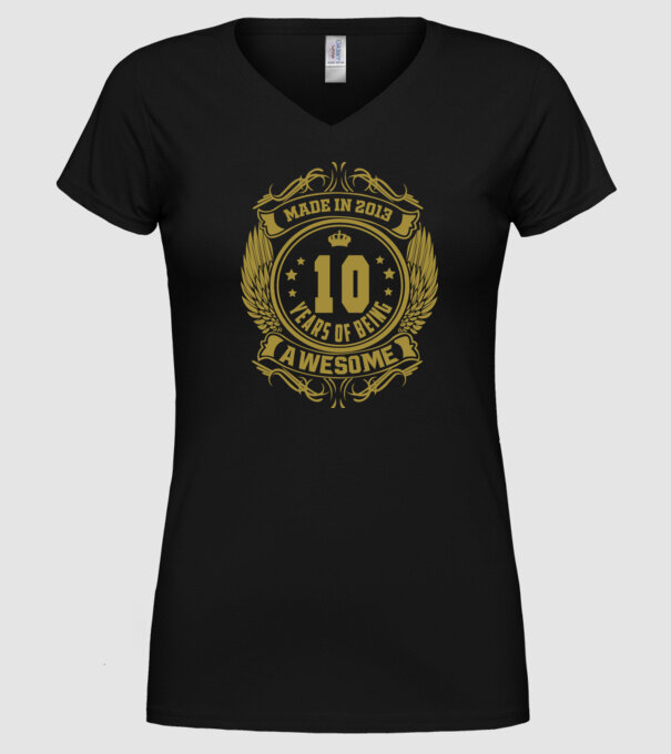 10 years of being awesome winged model negru pe tricou