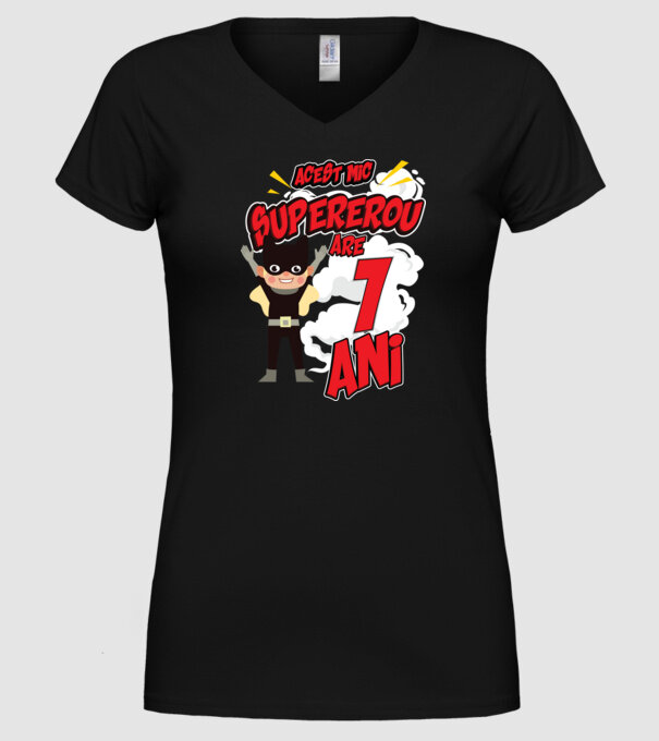 Acest mic supererou are 1 an model negru pe tricou