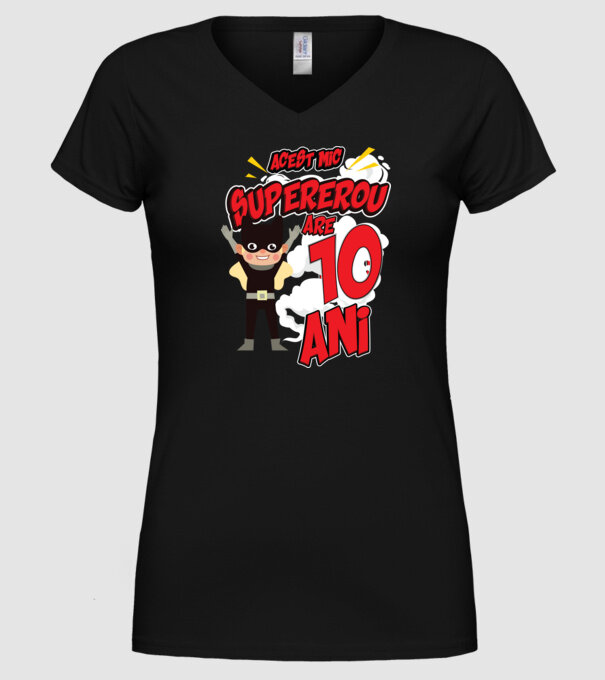 Acest mic supererou are 10 ani model negru pe tricou