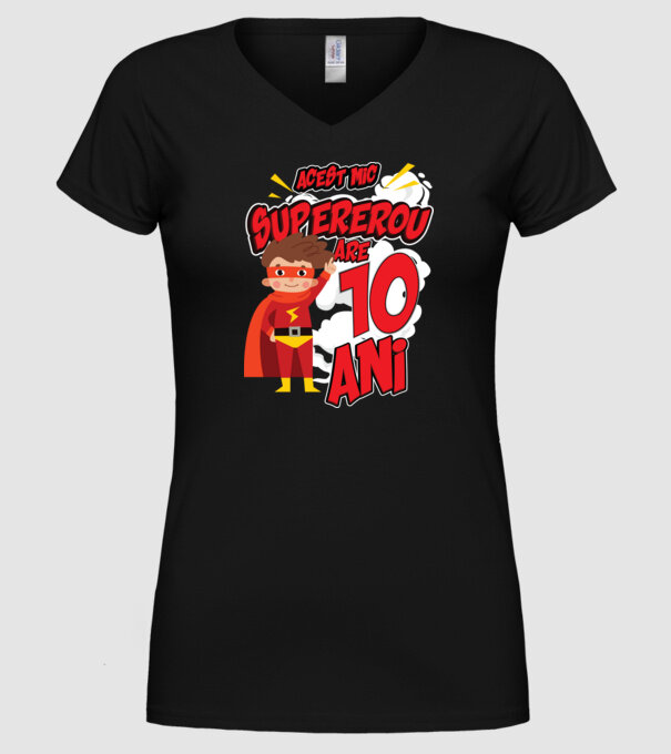 Acest mic supererou are 10 ani model negru pe tricou