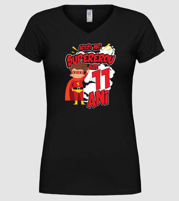 Acest mic supererou are 11 ani model negru pe tricou