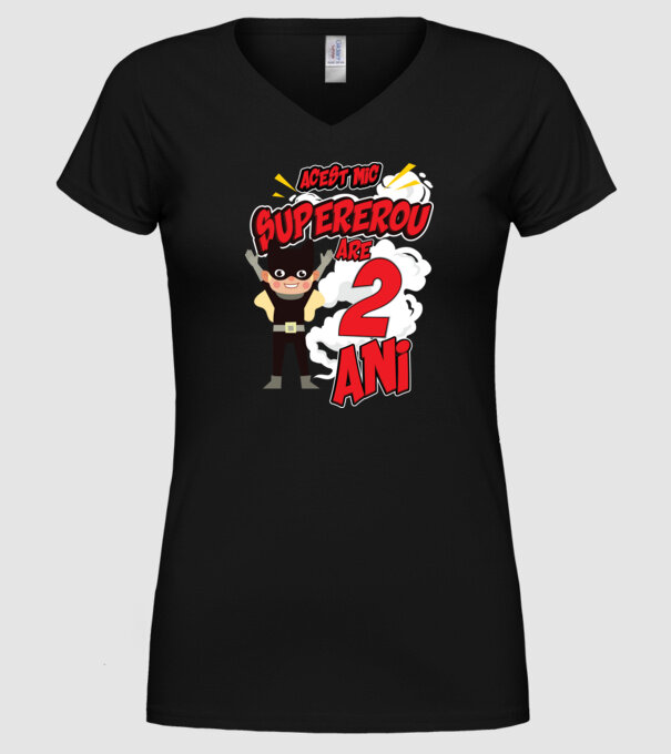 Acest mic supererou are 2 ani model negru pe tricou
