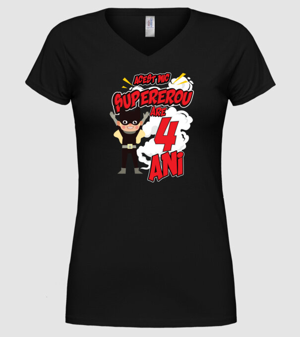 Acest mic supererou are 4 ani model negru pe tricou