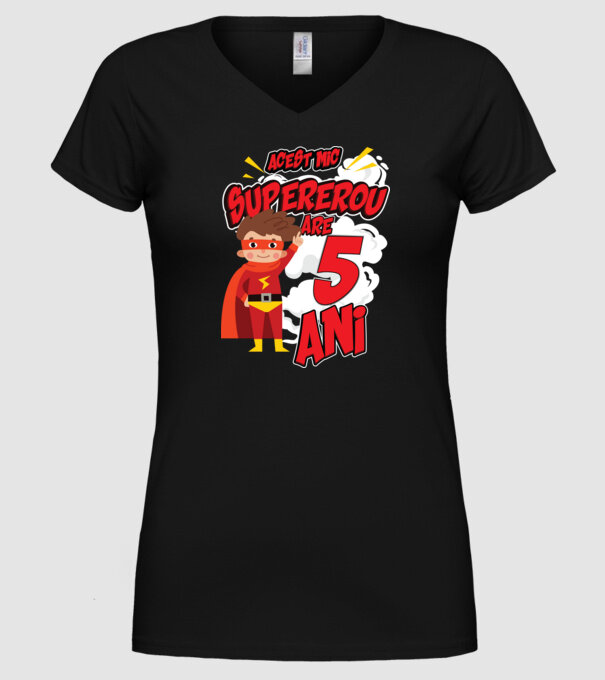 Acest mic supererou are 5 ani model negru pe tricou