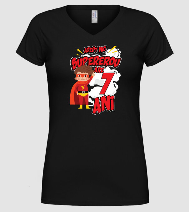 Acest mic supererou are 7 ani model negru pe tricou
