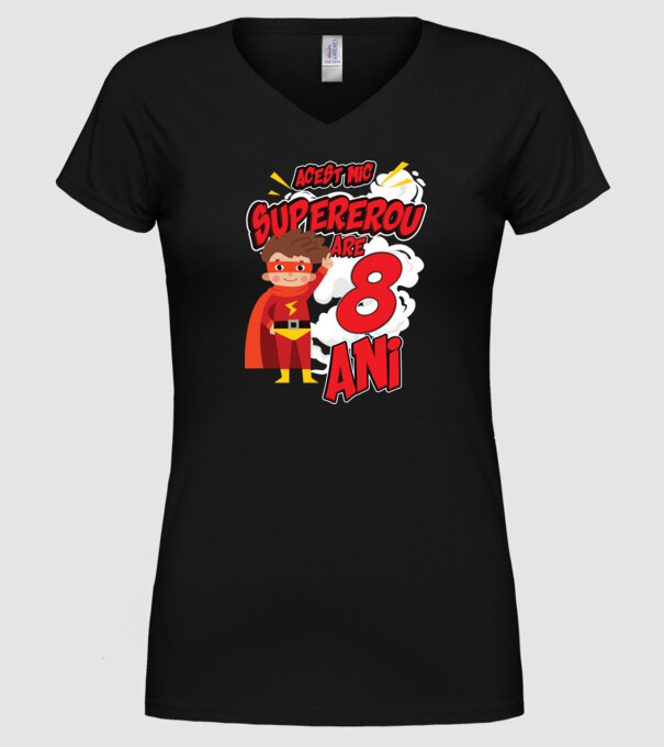 Acest mic supererou are 8 ani model negru pe tricou