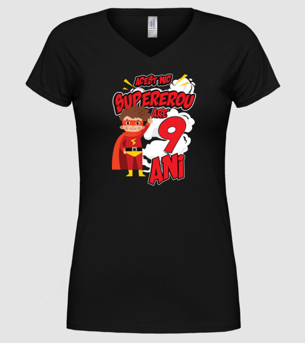 Acest mic supererou are 9 ani model negru pe tricou