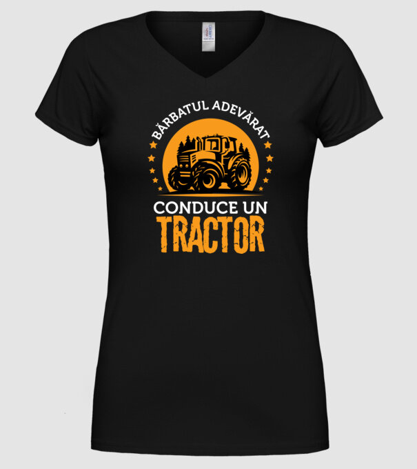 Bărbatul adevărat conduce un tractor model negru pe tricou