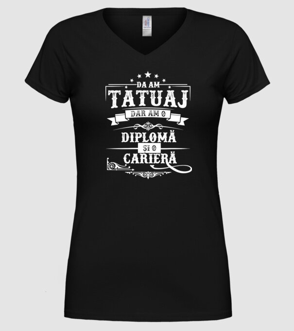 da, am tatuaj, dar am o diplomă și o carieră model negru pe tricou