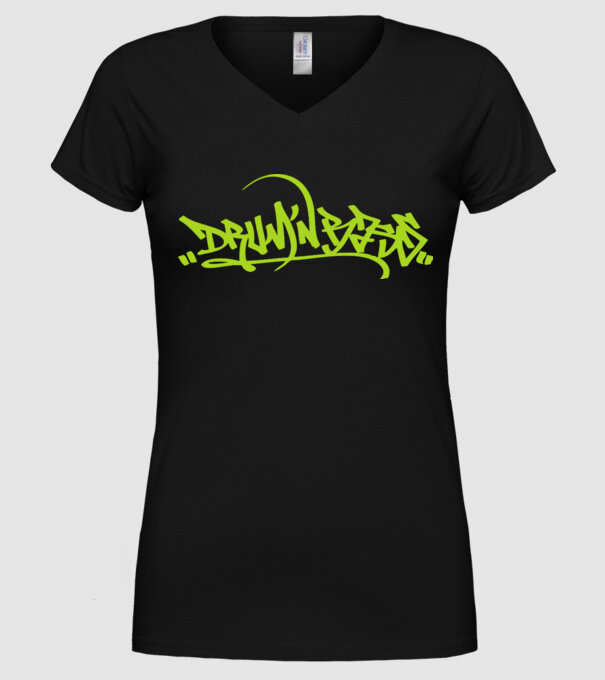 drum and bass model negru pe tricou