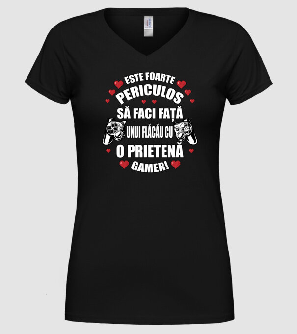 este foarte periculos să faci față unui flăcău cu o prietenă gamer! model negru pe tricou