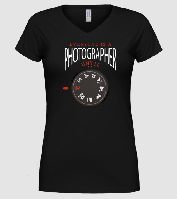 Everyone is a photographer until model negru pe tricou