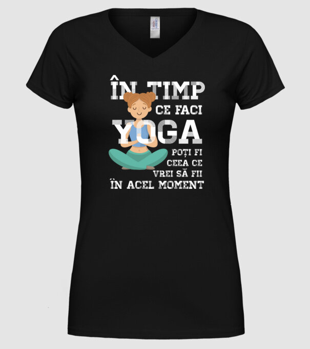 în timp ce faci yoga poți fi ceea ce vrei să fii - în acel moment model negru pe tricou
