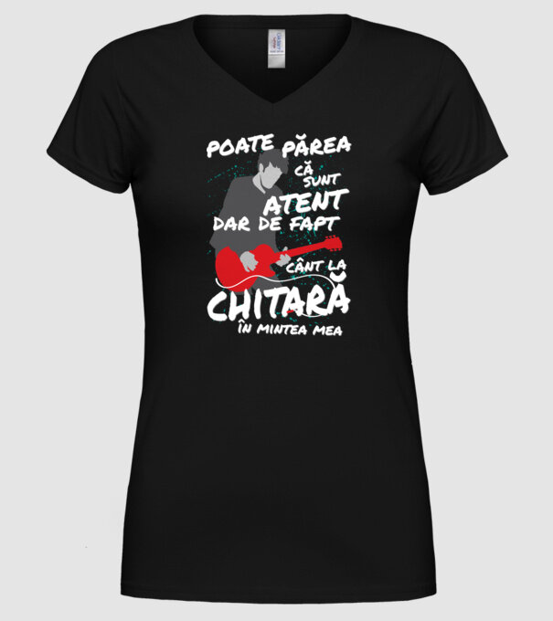 poate părea că sunt atent, dar de fapt cânt la chitară în mintea mea model negru pe tricou