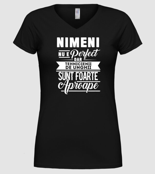 Nimeni nu e perfect, dar tehnicienii de unghii sunt foarte aproape model negru pe tricou