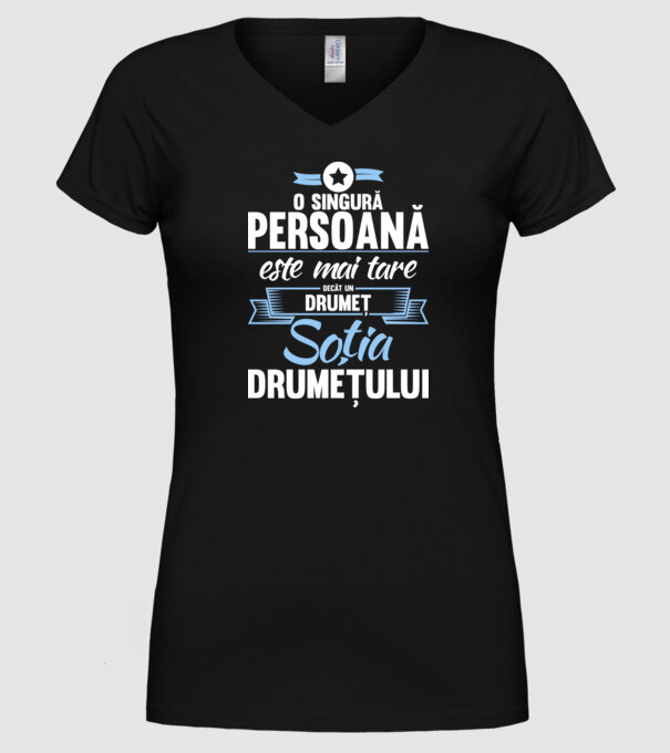 numai o persoană este mai tare decât un amator de drumeții, soția amatorului de drumeții model negru pe tricou