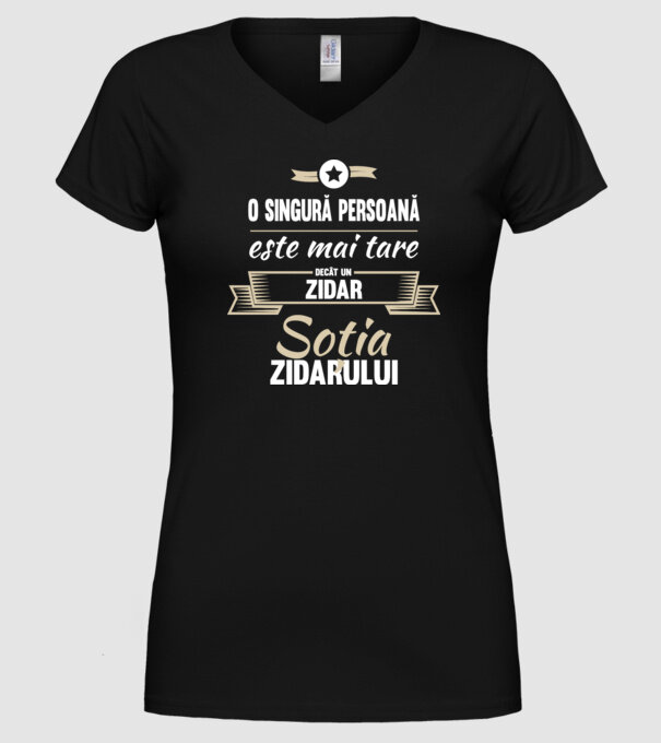 O singură persoană este mai tare decât un zidar, soția zidarului model negru pe tricou